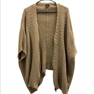 Knit full zip short sleeved sweater.